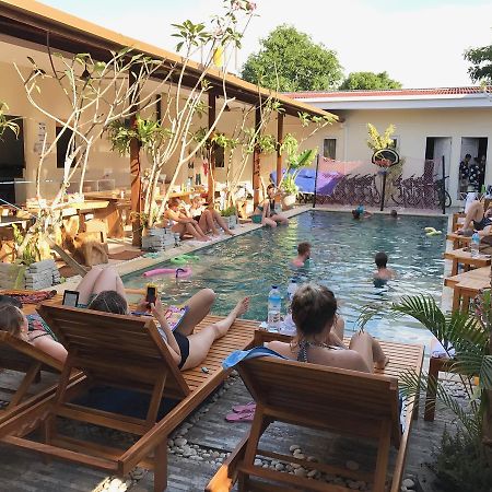 Atlas Gili Party Hostel Gili Trawangan Esterno foto